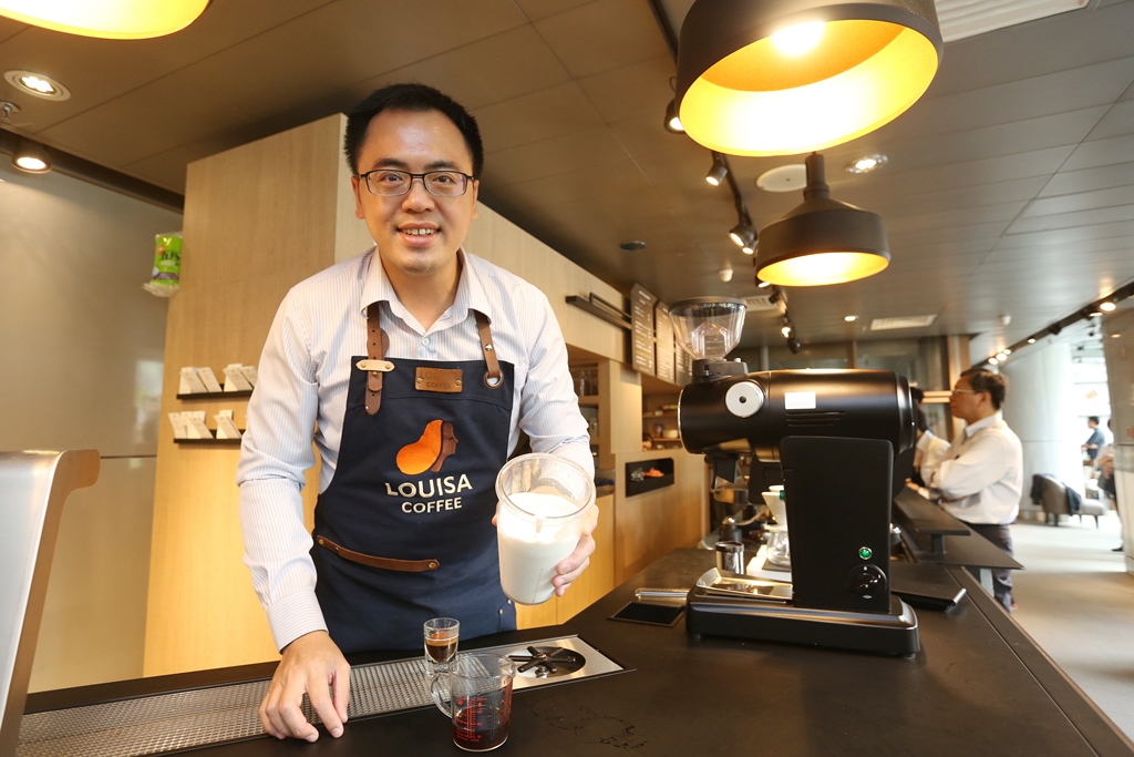 路易莎創辦人兼總經理黃銘賢以小農鮮乳研發出「拿鐵鮮奶霜」、「抹茶鮮奶霜」。