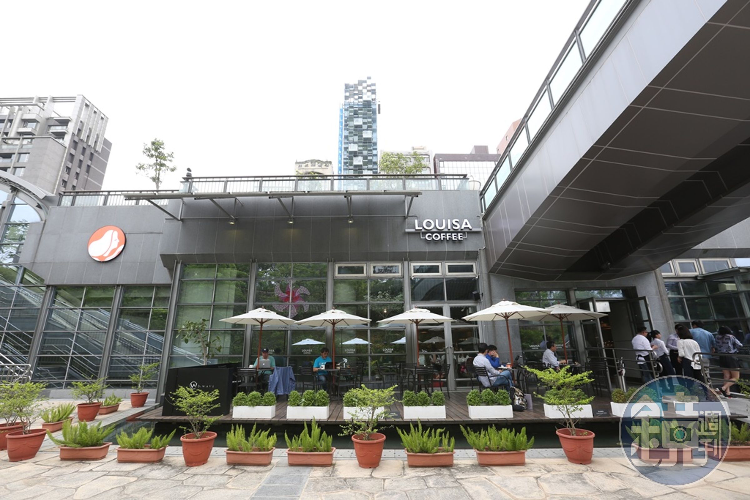 路易莎大安森林公園店已是三代店，空間寬敞舒適，頗有國外咖啡廳的氛圍。