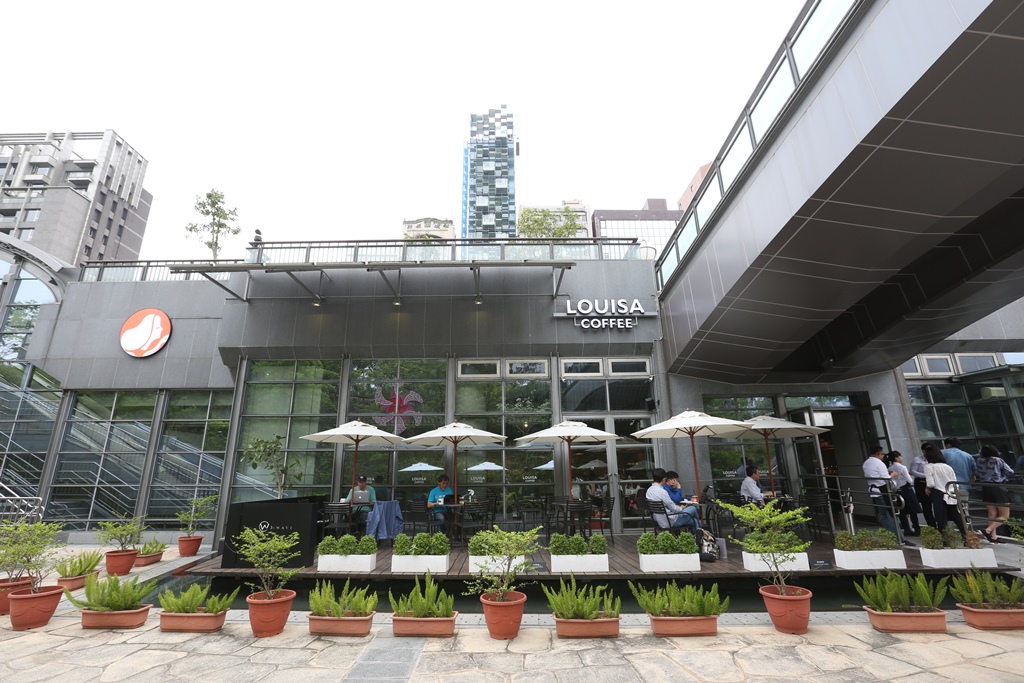 路易莎大安森林公園店已是三代店，空間寬敞舒適，頗有國外咖啡廳的氛圍。