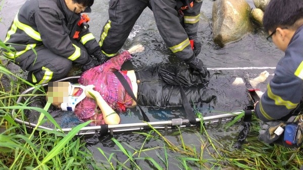 老婦被救起時氣息微弱，皮膚泛白，顯然在水中浸泡已久。