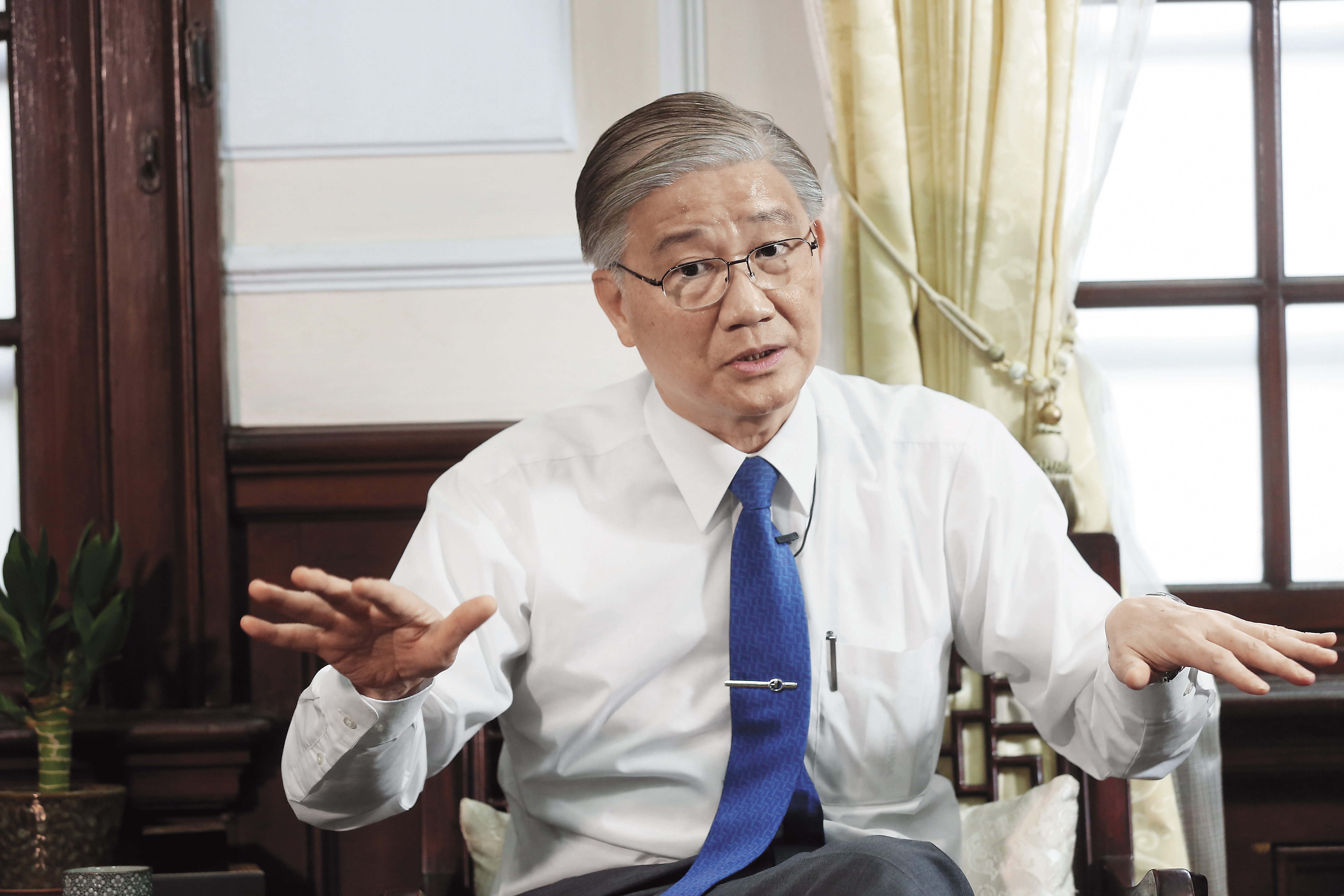 台大校長楊泮池在週日的臨時校務會議前接受專訪，表明不管結果如何，他就是不續任校長，希望以最短時間讓台大走出陰霾，啟動下一任校長遴選。