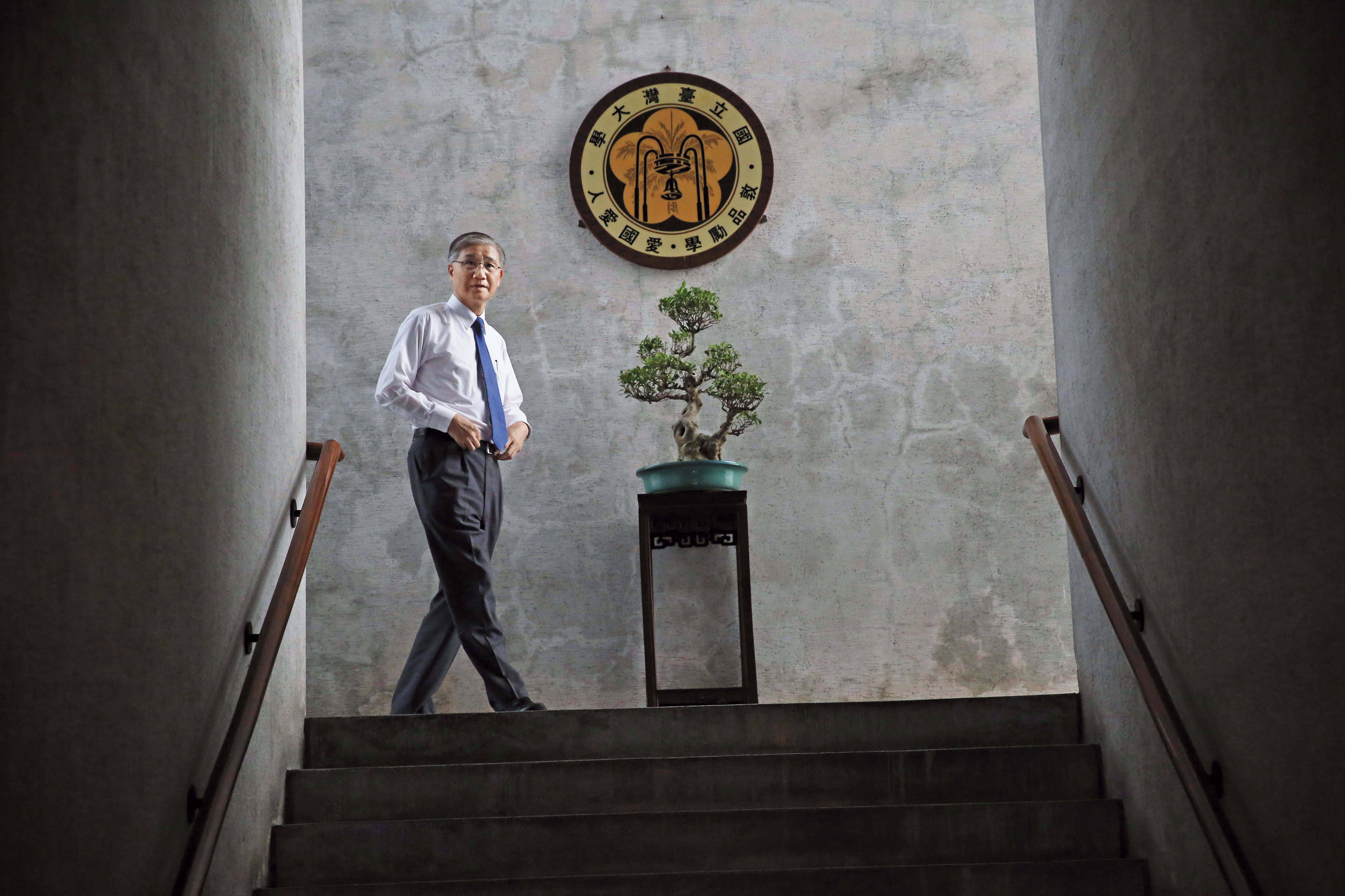 台大校長楊泮池去年5月校務會議才以超過9成的支持度續任，但如今卻表明今年6月任滿後，不再續任，他面露微笑表示，做出這個決定後輕鬆很多。