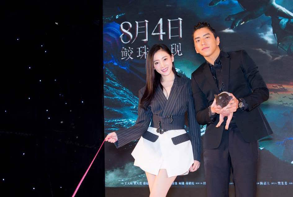 王大陸（右）和張天愛18日出席記者會，兩人牽著小豬上台。