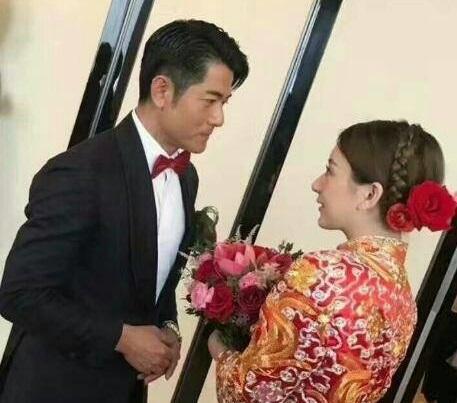 新娘方媛穿著中式禮服現身，她手上捧著花束，和郭富城對望。