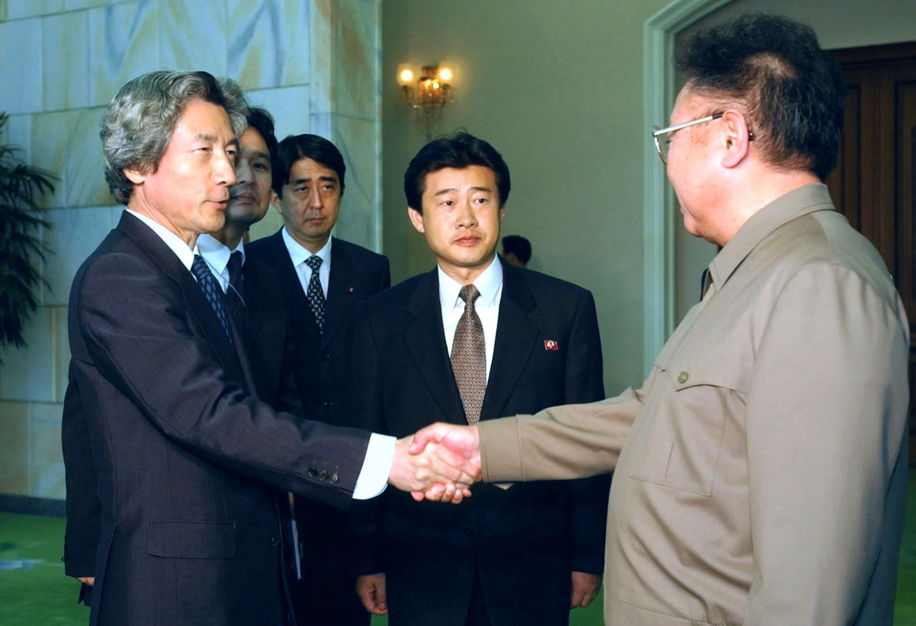 2002年日朝高峰會，日本首相小泉純一郎在平壤與北韓領導人金正日會面。（東方IC）