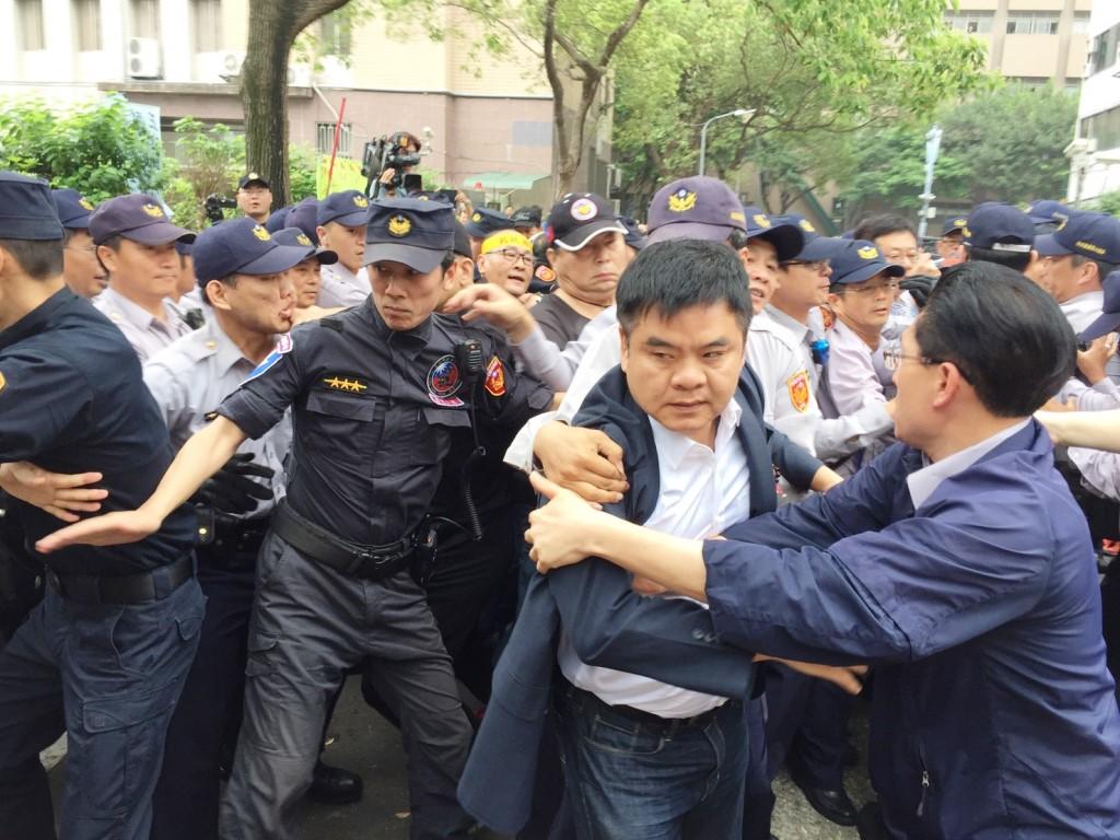 民進黨立委莊瑞雄被抗議民眾追打，團團警力上前護衛。