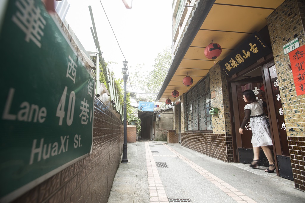 古山園位於華西街巷弄內，過去客群以在地人為主，現在又多了不少外國客人。