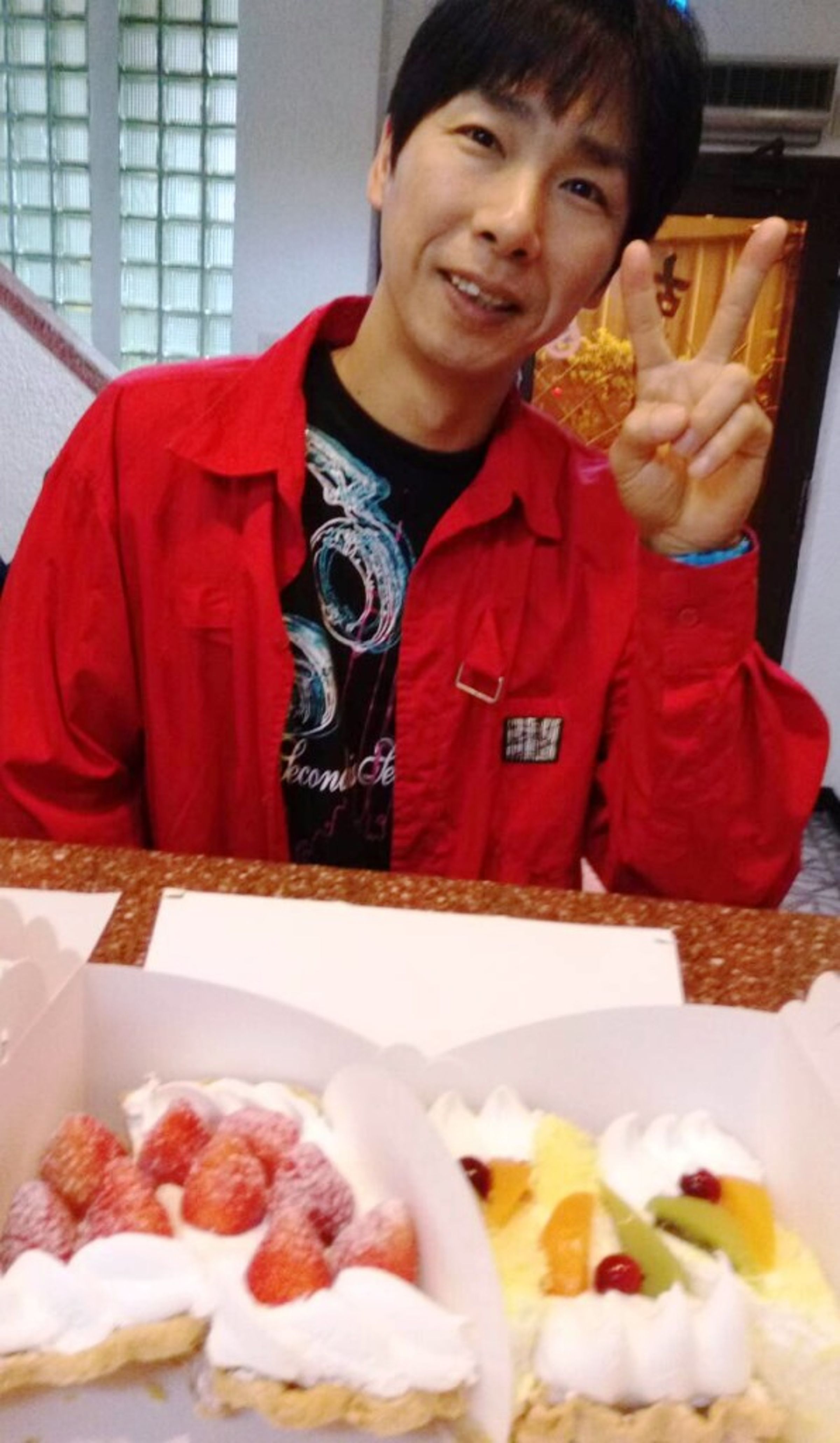 村上明宏受古山園招待後，也會買東西回請旅社人員。 (古山園提供）