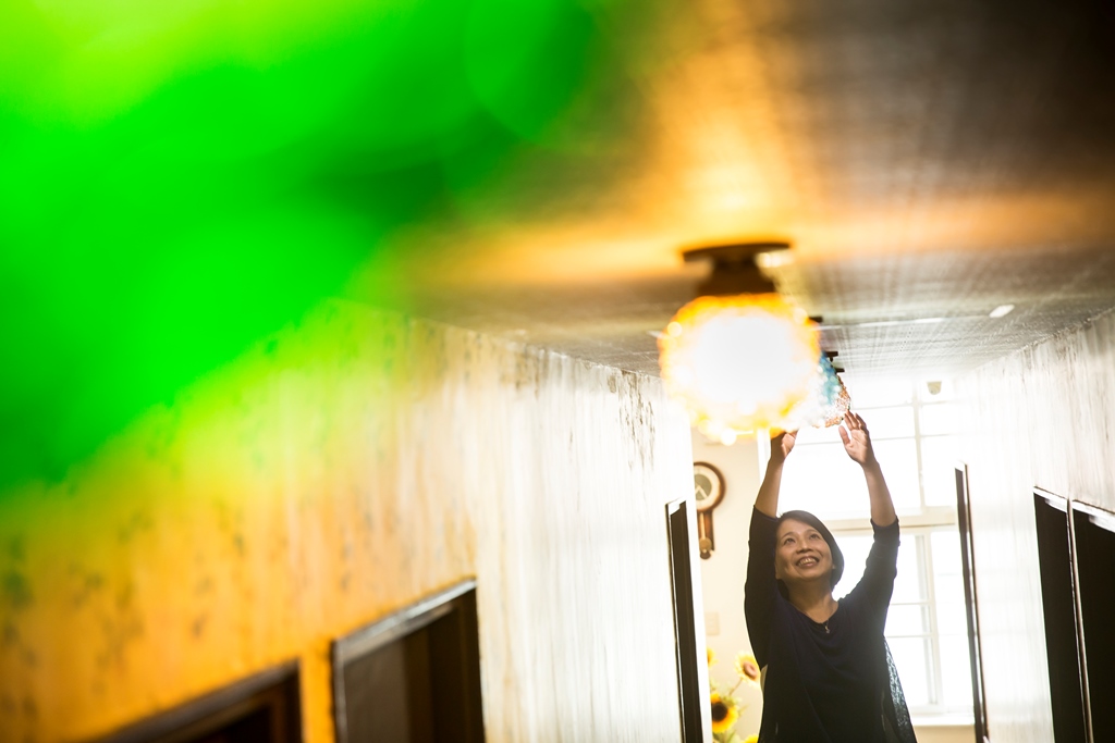 古山園老闆娘陳鈺璇生怕再買不到前一手老闆留下的古早燈罩，遇到燈泡需要更換，都不假他人之手。