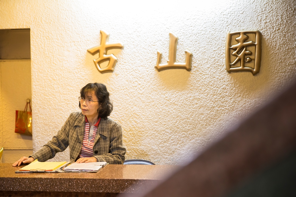 古山園旅社櫃務員「梅子」,從當年被客人嚇哭罵哭,到如今已能應付各種狀況。