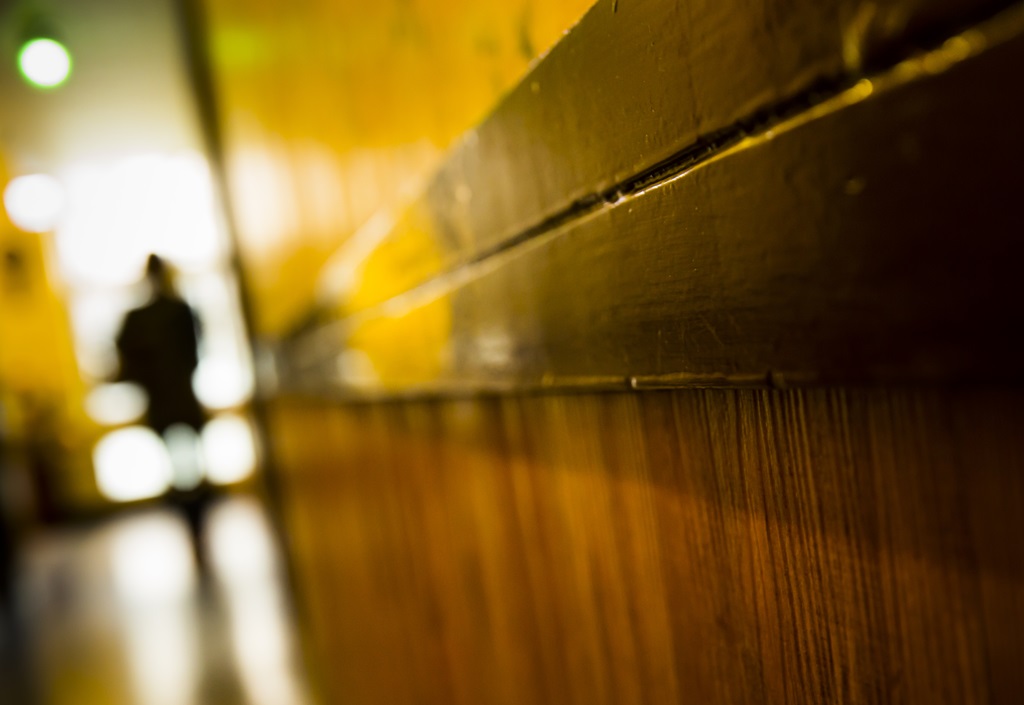 古山園旅社的房客來自三教九流；置身其中，可看見人生光明面，也可看到黑暗面。