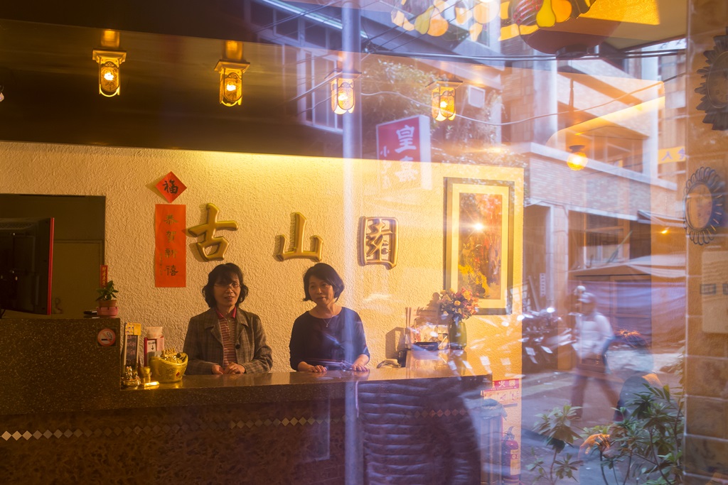 曾有女客在旅社內產子，陳鈺璇(右)和櫃台人員一度被嚇到，回神後，覺得「如果房客不說，我們就不問。」