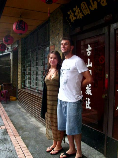 女旅客Agata（左）和男友透過BOOKING訂房網訂房，是古山園首位波蘭籍客人。