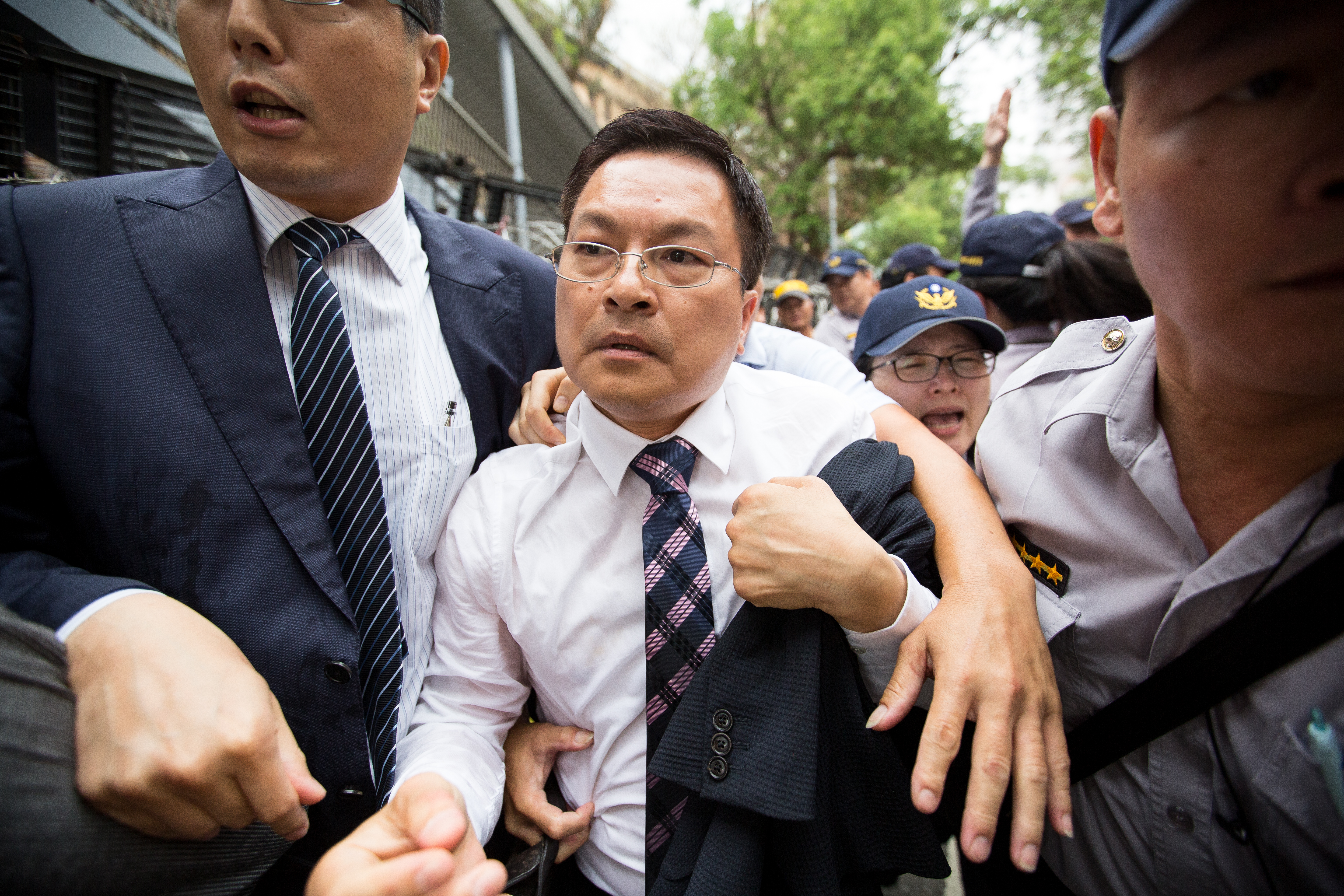 彰化縣長魏明谷要進入立法院參加前瞻基礎建設公聽會，遭抗議民眾包圍，在警力和隨護保護下狼狽進入立法院。