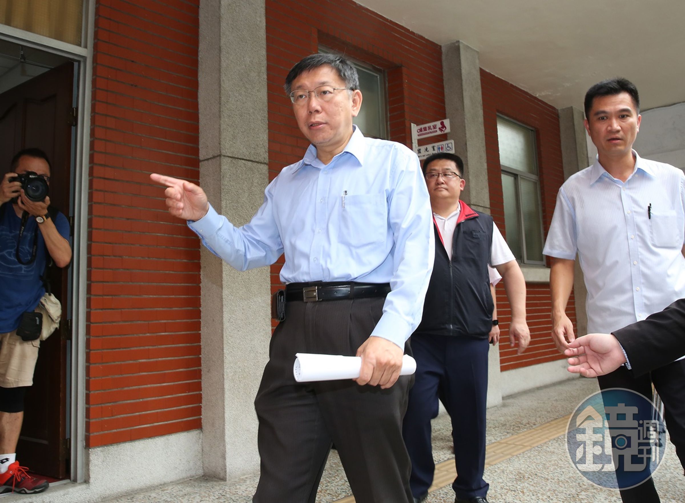 立法院院區被反年金改革群眾包圍，柯文哲說，他在院外被擋很久進不來，還「趁機被揍了幾拳！」