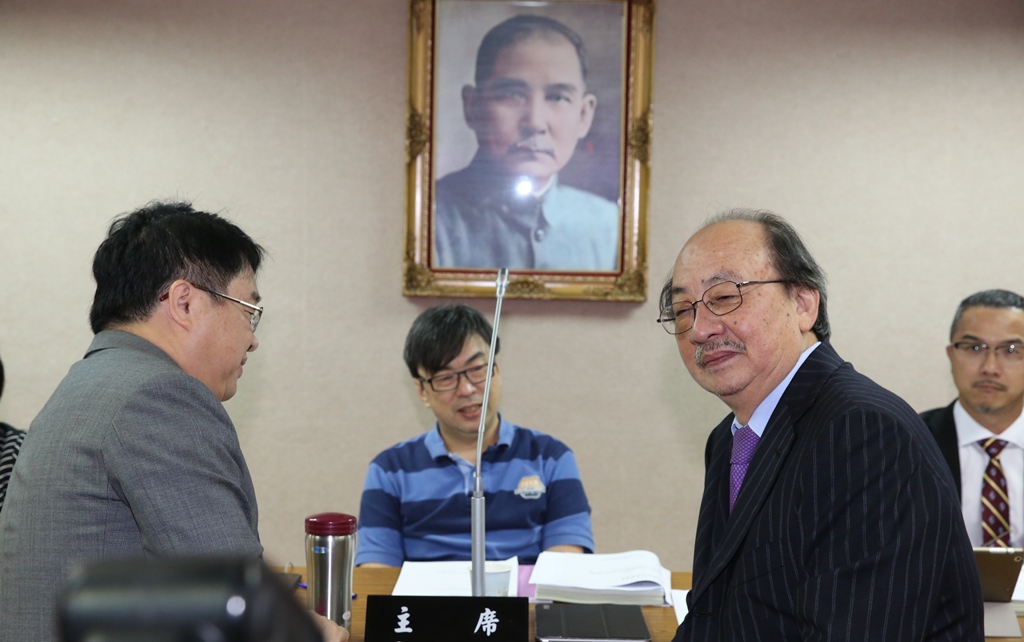 司法委員會今日下午繼續開會後，主席段宜康（中）宣讀協商結論。圖右為民進黨立法院黨團總召集人柯建銘。