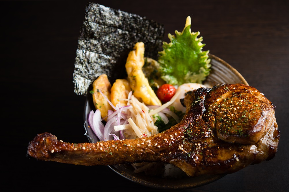 「黑豚戰斧丼」ㄧ次可以吃到里肌肉、里肌小排、肋排三種部位的口感。（489元／份）