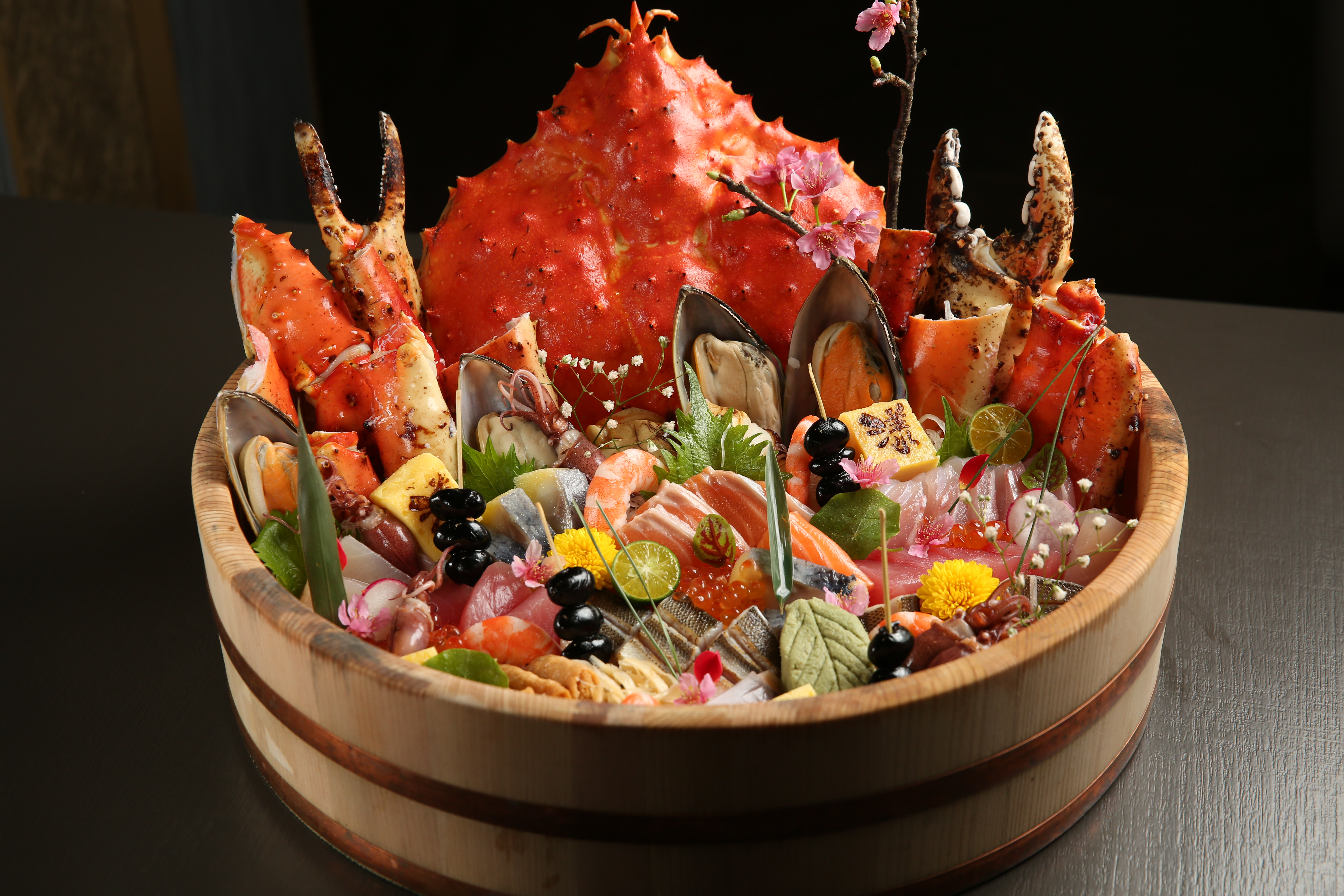 「豪華帝王蟹綜合丼」料豐味美，尺寸跟臉盆一樣大，需提前1天預訂。（3,880元／份）