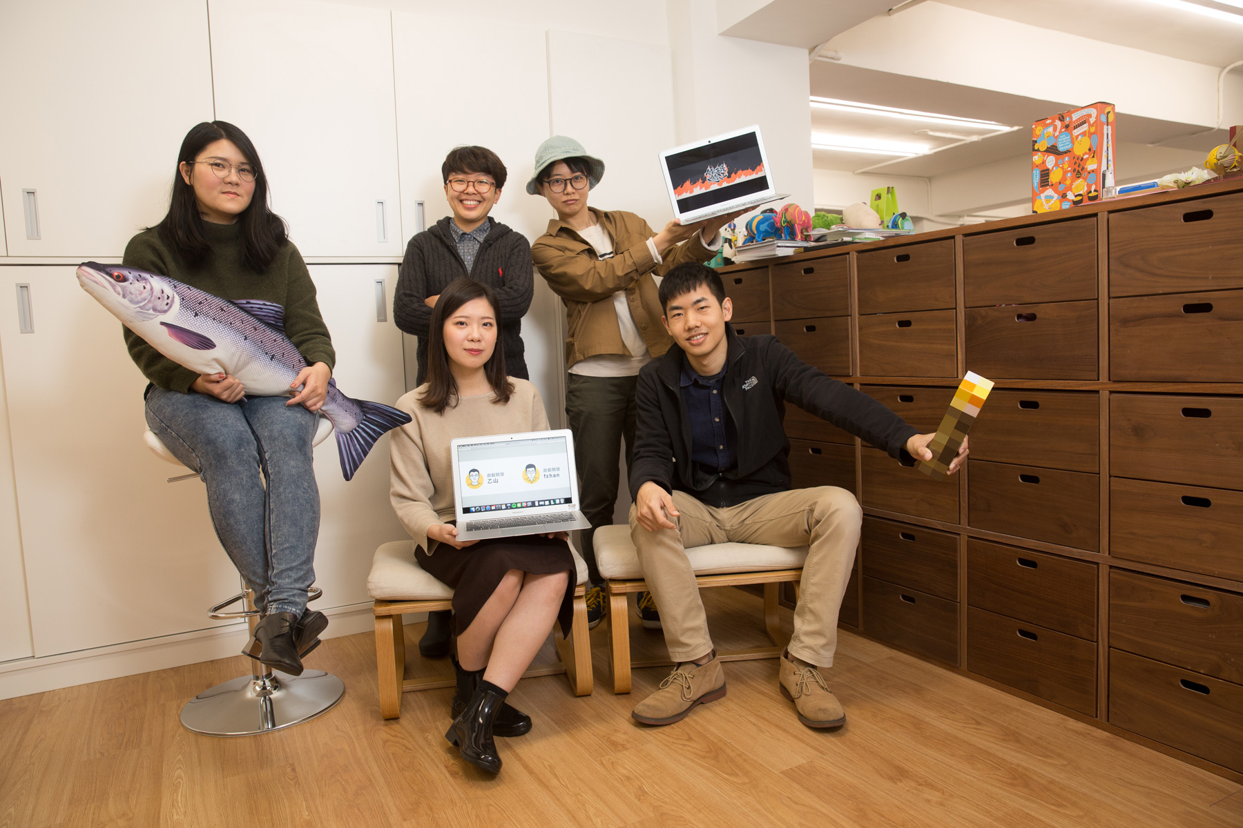 《全能古蹟燒毀王》開發團隊成員。前排由左至右為企畫柯沛初、美術設定蔡廷竺、製作人王成祥；後排站立者為網站設計官佩萱（右）及張嘉年（左）