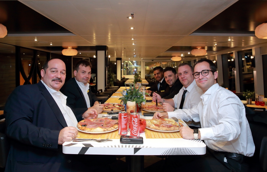 新浪漫號上的「Napolina披薩屋」也是船員們最喜歡的餐廳之一。