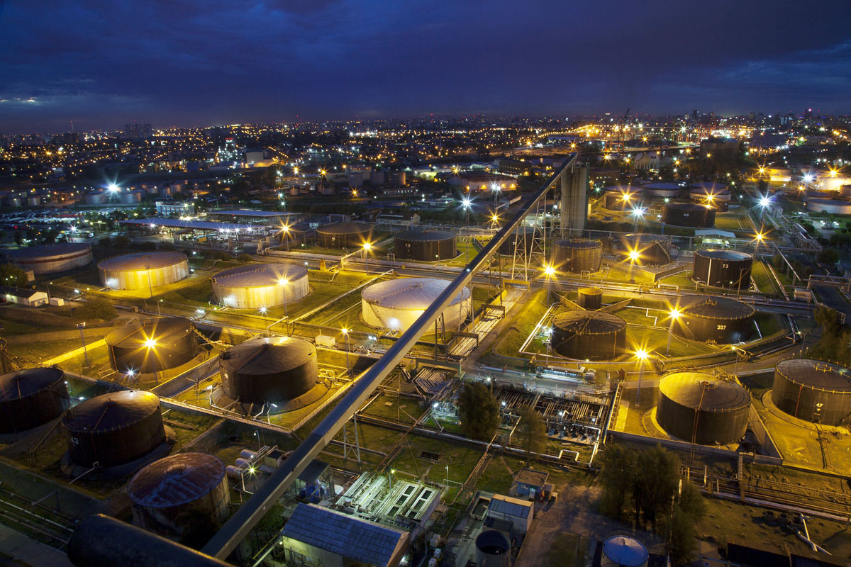 三大外銀一致提到，油價會再上漲，主要是產油國已達成共識將進行減產6個月，減少原油庫存。（翻攝自 Shell Global）