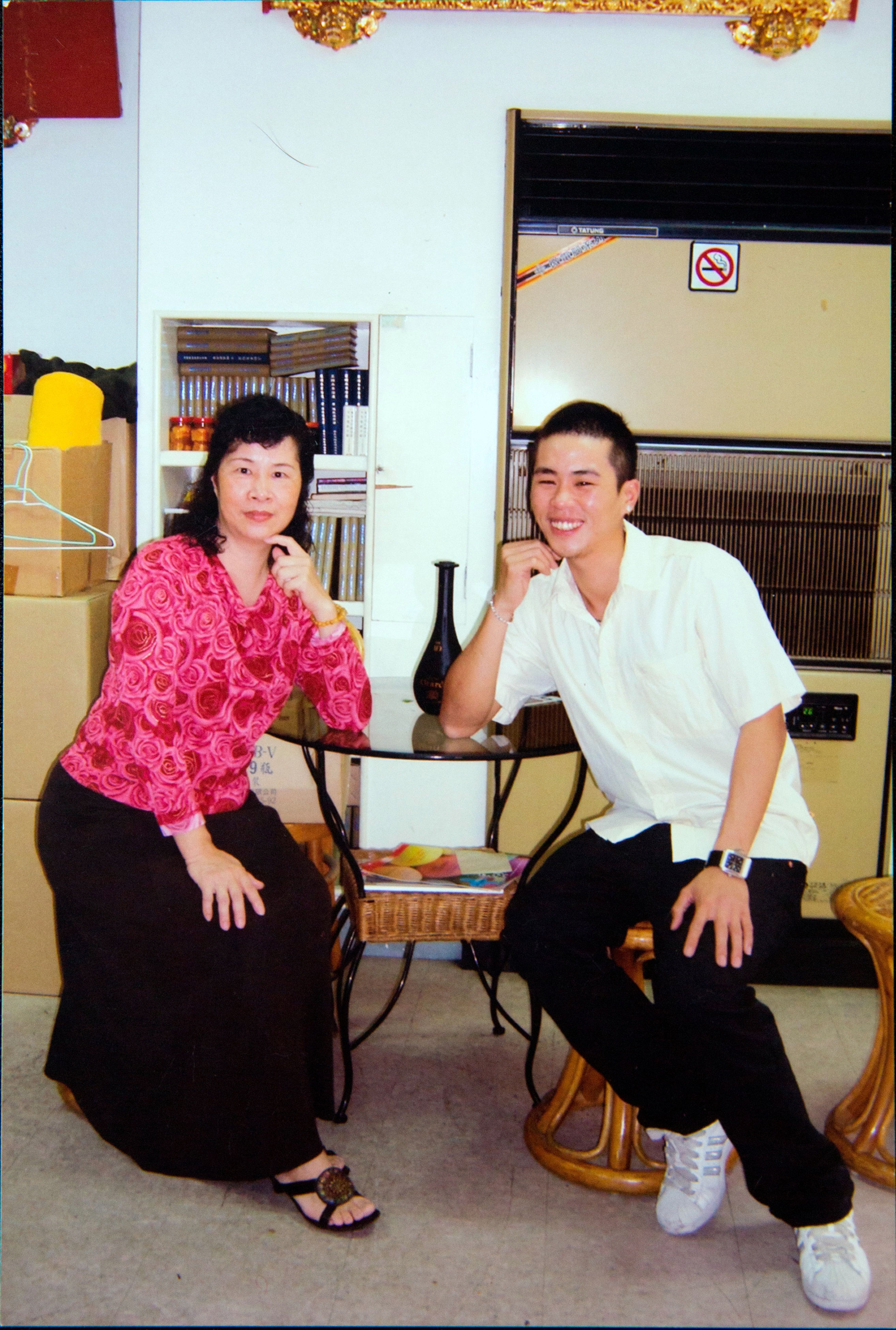 因為父親外遇欠債，讓媽媽飽受傷害，所以羅緯文很保護媽媽。圖為他高中時和媽媽合影。（羅緯文提供）