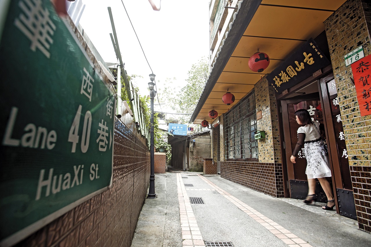 古山園位於華西街巷弄內，過去客群以在地人為主，現在則多了不少外國客人。