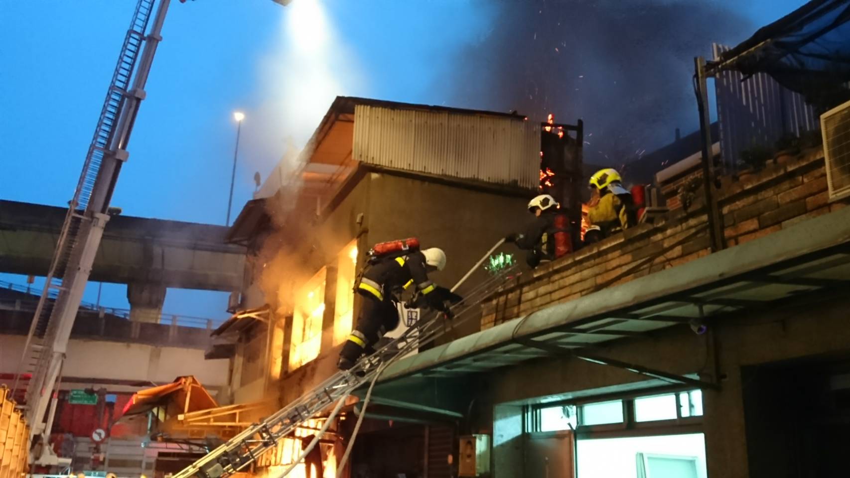 成都路一處民宅起火，有目擊者指稱起火前看到葉姓男子在頂樓拿起雜物往下丟。