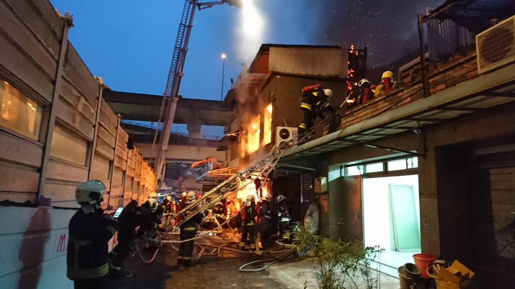 火勢延燒到隔壁無人居住的空物，由於空屋內堆滿雜物，讓整棟民宅陷入火海。