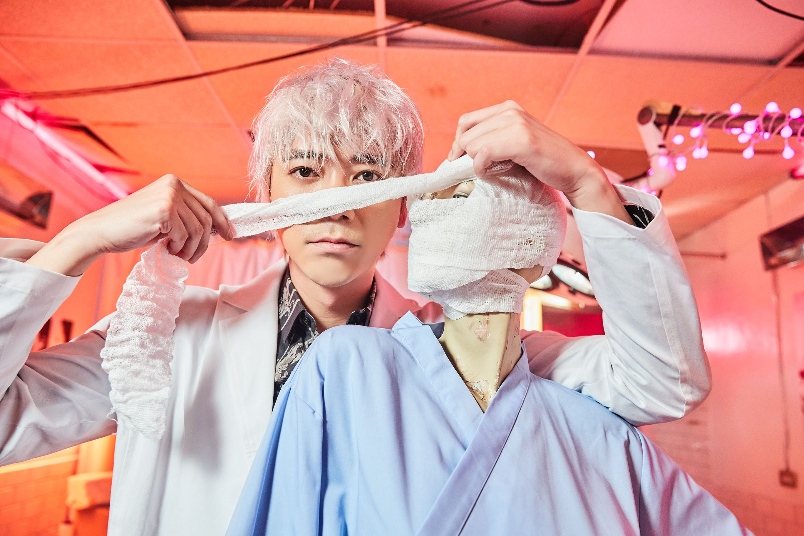 信拍攝〈說說臉〉MV，化身醫生搞怪。