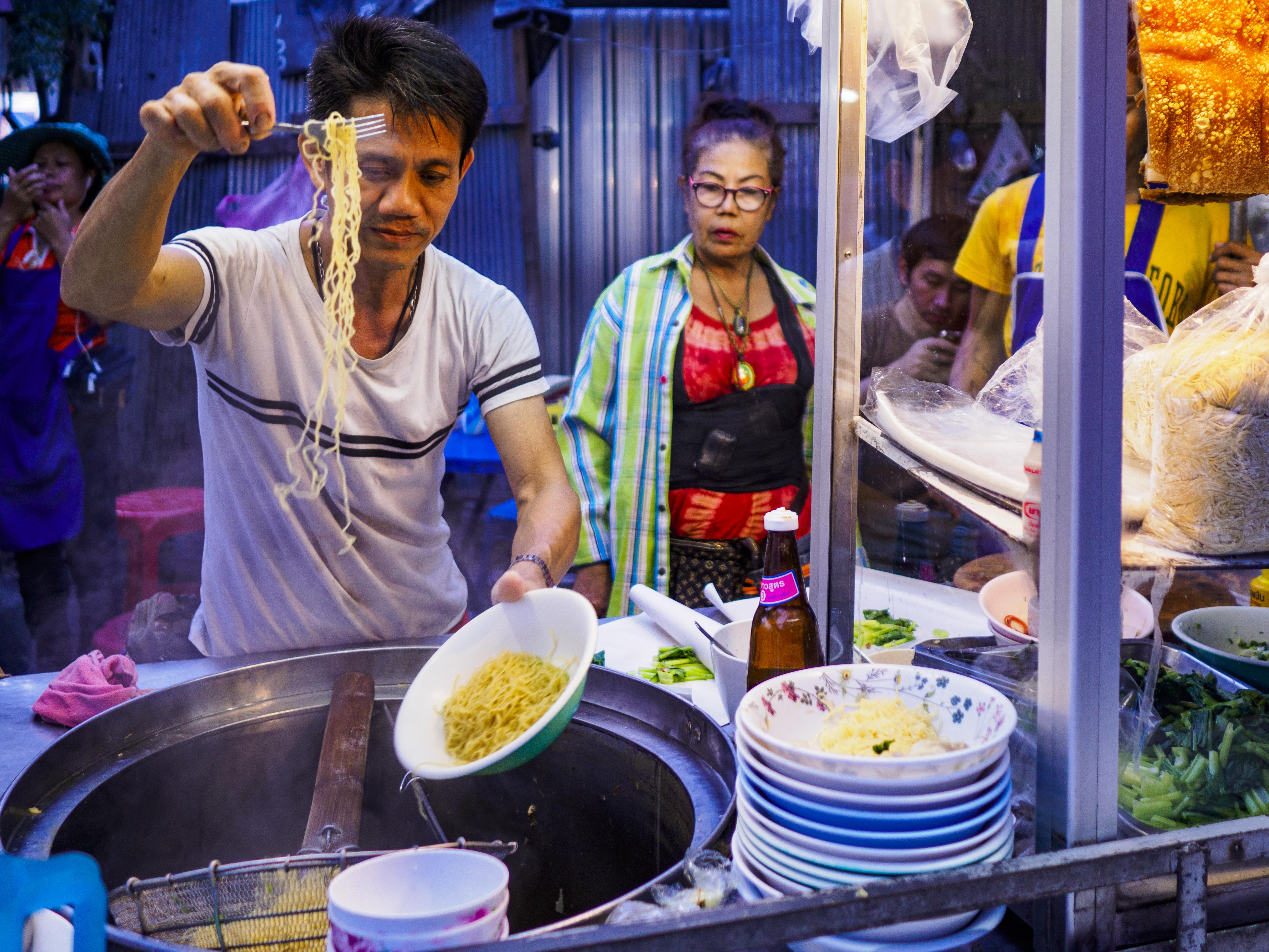 路邊各式小吃，一向是泰國最吸引觀光客的一大特色，如今曼谷卻決定淨空所有路邊攤販。（東方IC）