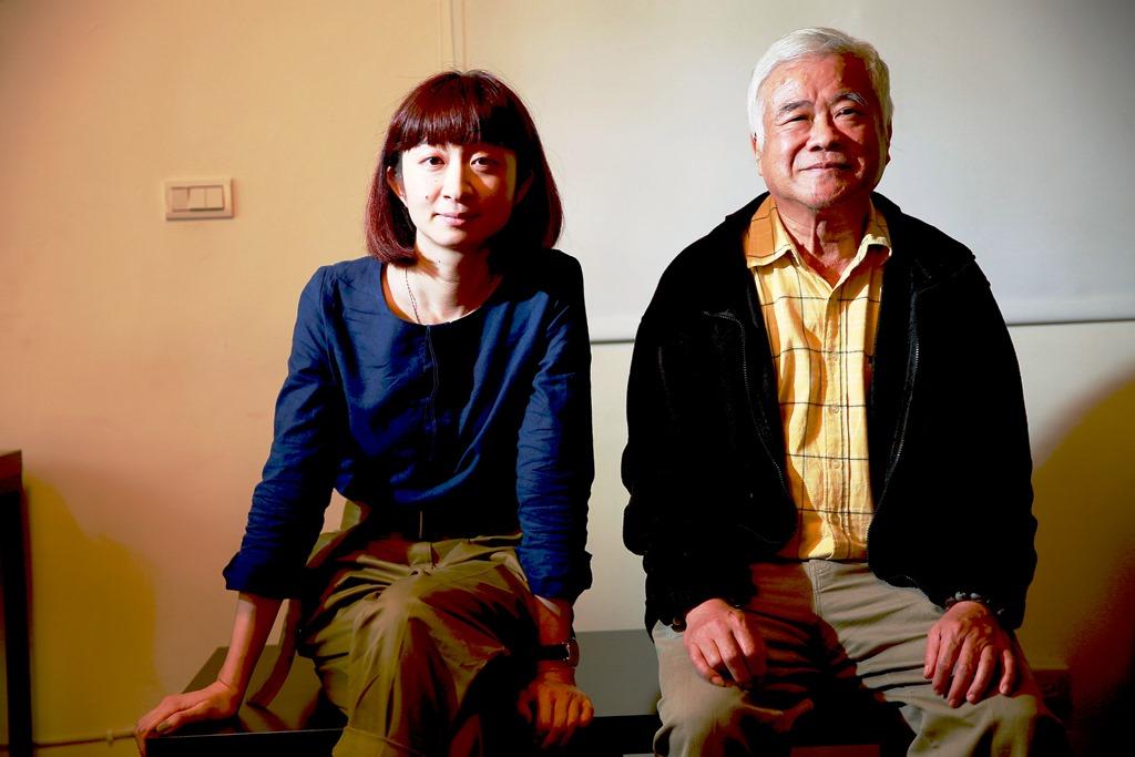 王婉柔(左)執導的《擬音》從資深Foley師傅胡定一(右)出發,帶領觀眾了解電影裡的聲音如何產生。