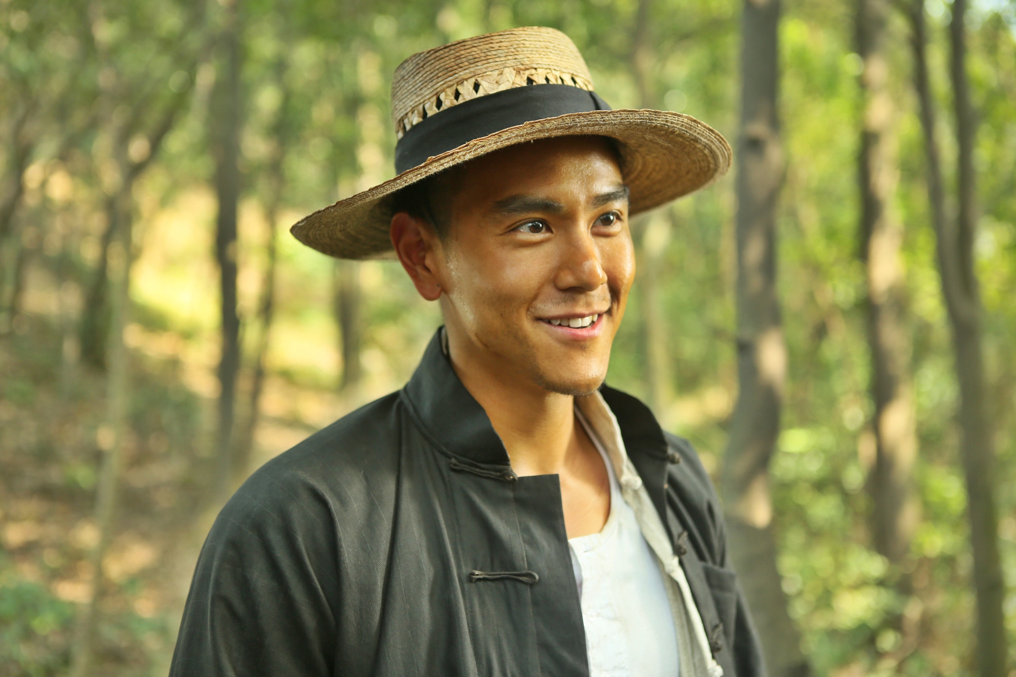 彭于晏人如其名，為了演出上世紀40年代的港九抗日英雄劉黑仔，也把自己曬成黑皮，一臉古意。