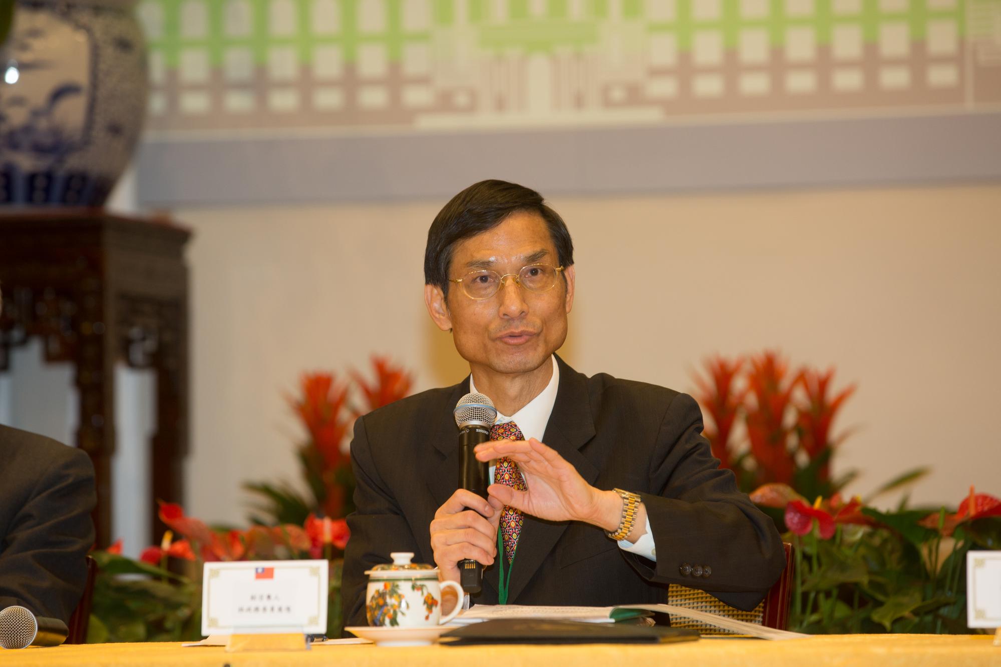 政務委員林萬億坦言，人道關懷確實與樓地板保障差別很大，已經把詳細資訊提供給執政黨立法委員參考，希望作為修法參考。