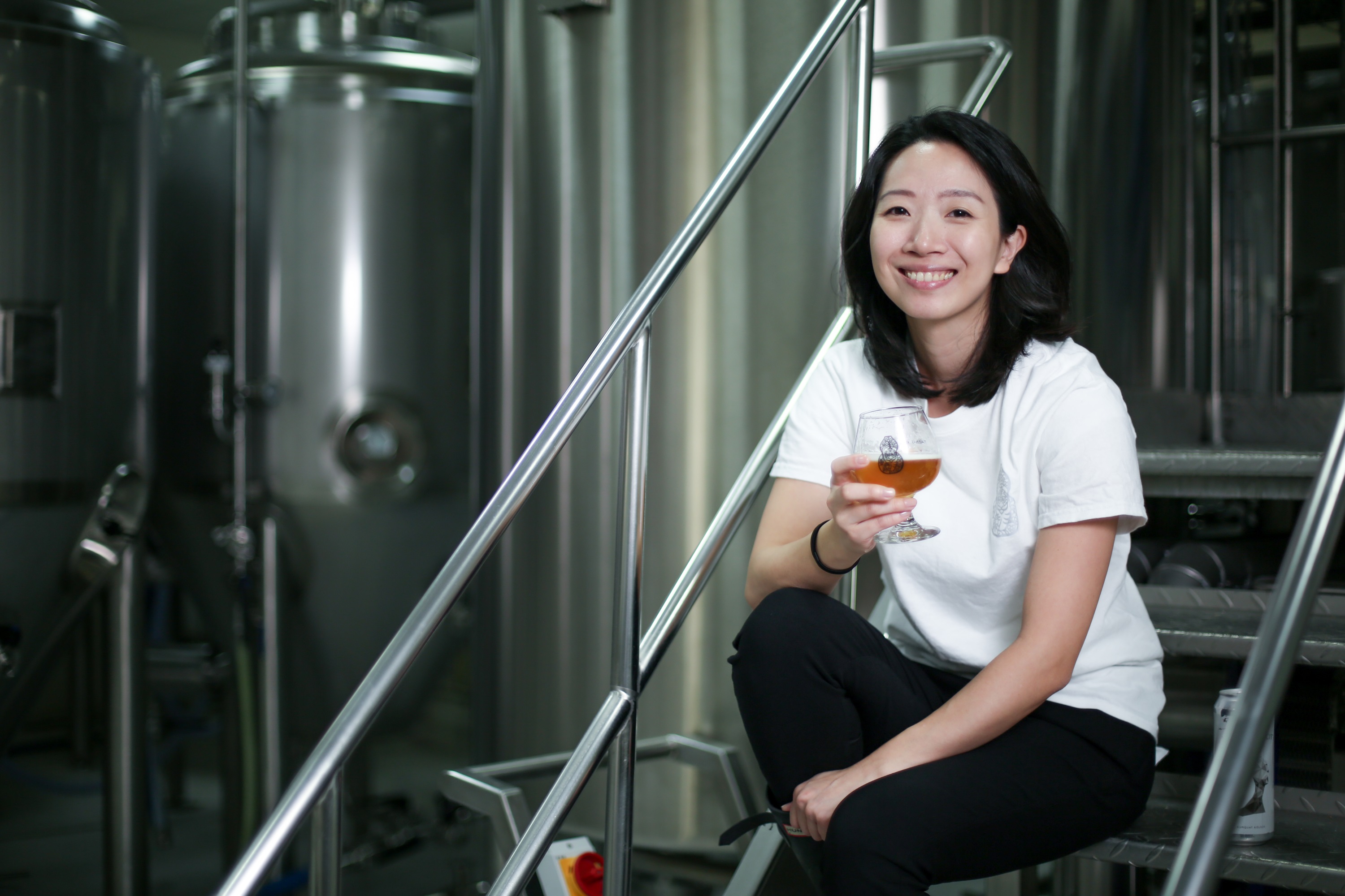 個性瀟灑的許若瑋，是精釀界少見的美女釀酒師。