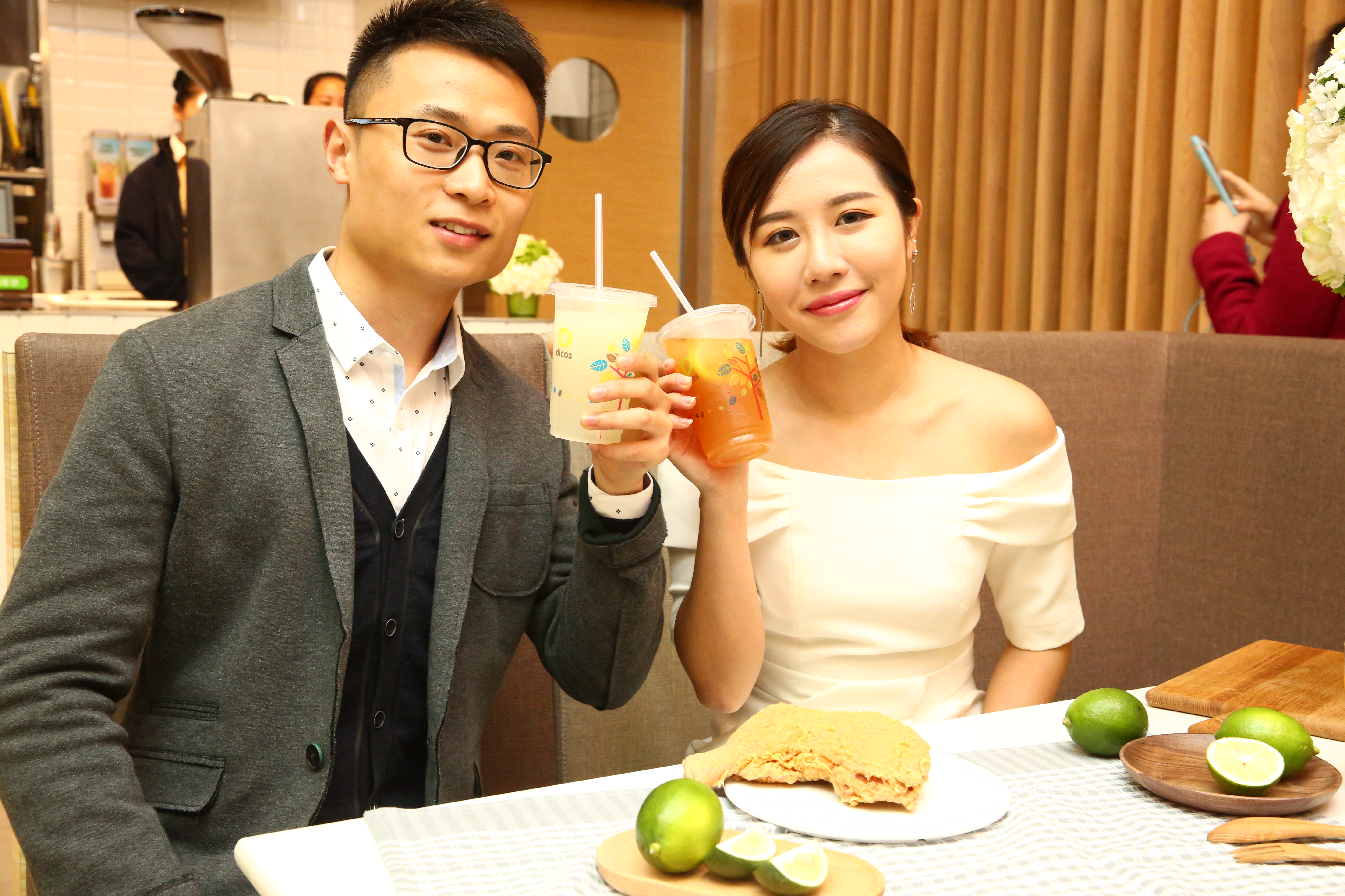 德克士去年推出檸檬飲，酸鹼中和清爽解膩無負擔，掀起炸雞配檸檬飲時尚熱潮，今年4月再推出2款新口味。