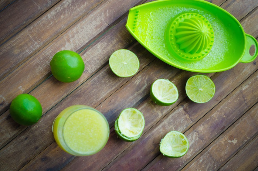 100%台灣屏東產地直送的天然鮮榨檸檬原汁，酸度夠、香氣足，是德克士檸檬飲推出一季即熱銷千萬杯關鍵。