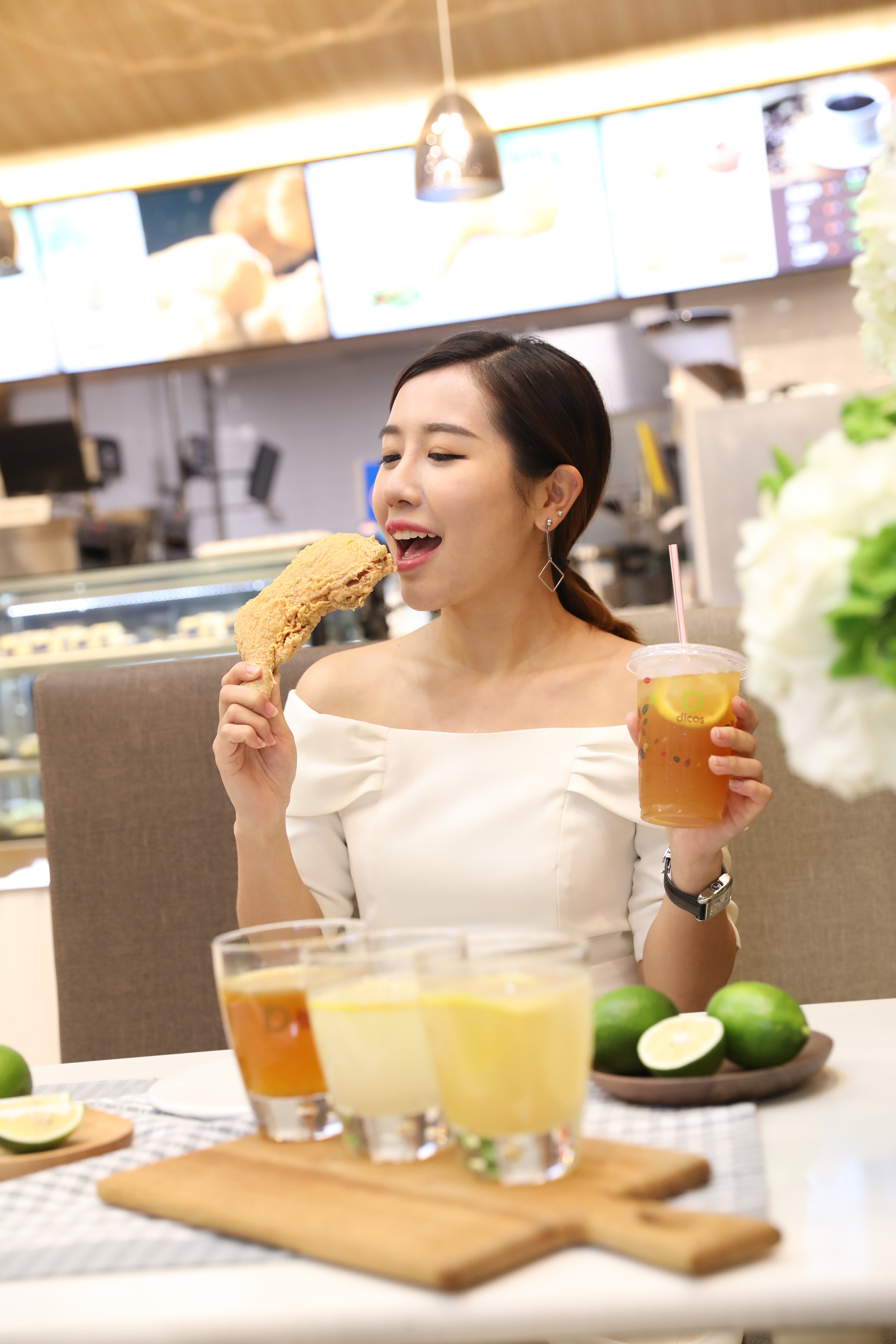 德克士去年底創新推出炸雞配檸檬飲，短短三個月賣出超過1,000萬杯，打敗所有氣泡飲料與含糖飲品。