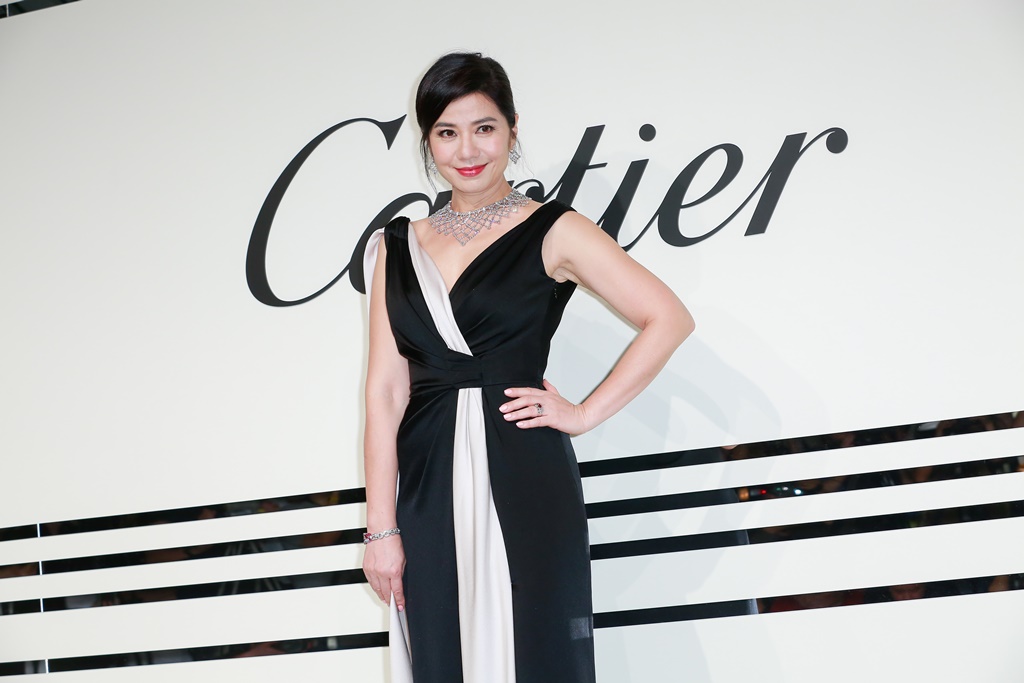 鍾楚紅以黑白色系晚宴服搭配Cartier逾1億900萬元的作品現身。
