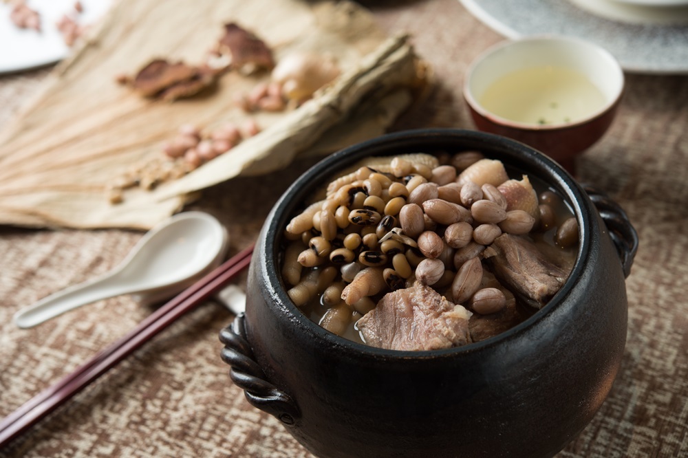 「花生眉豆煲雞腳」是蘇權暉主廚幼時與母親最溫暖的回憶。