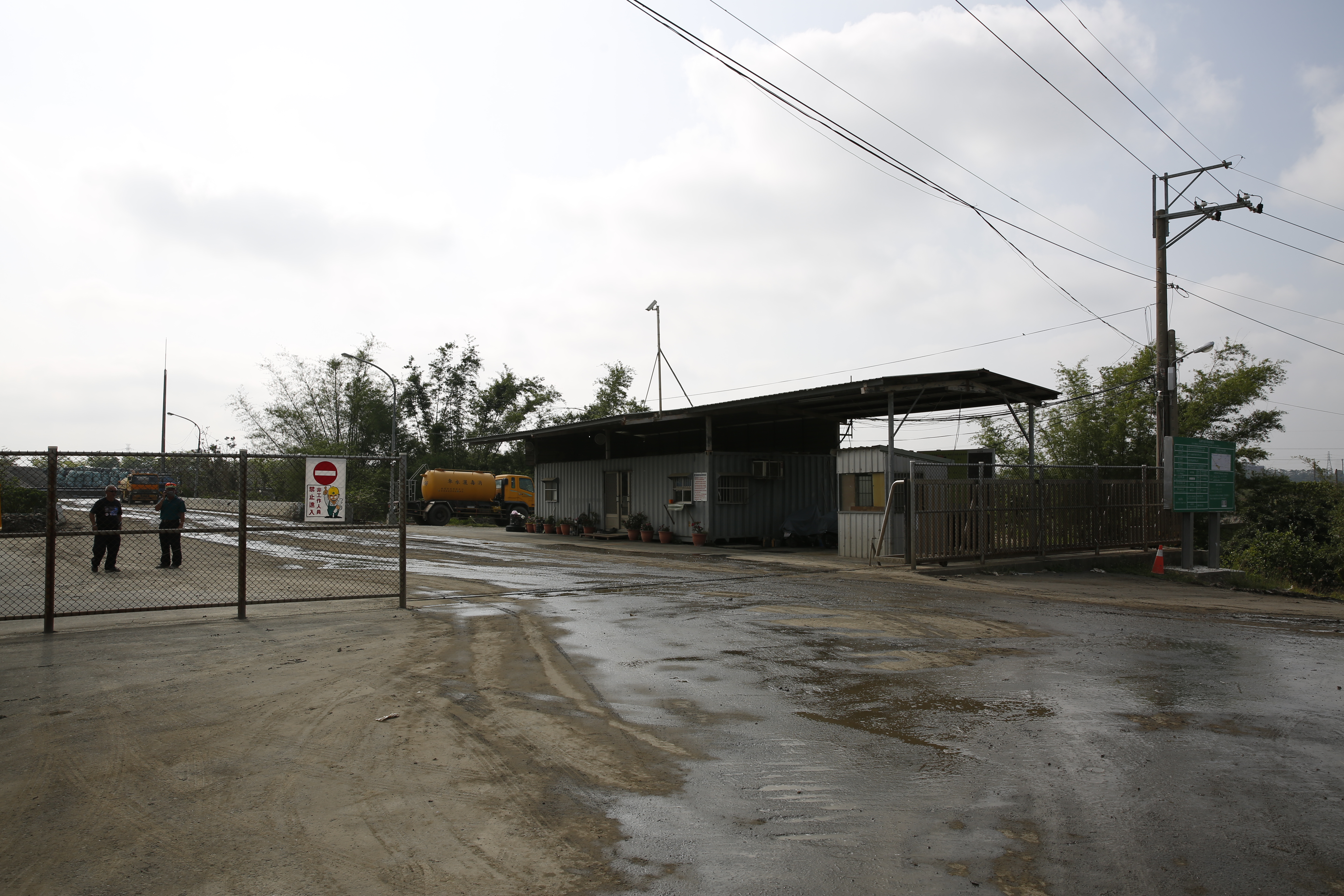 爆料者投訴高市環保局球員兼裁判，竟便宜行事，將路竹掩埋場沒經過環差及環評，就設置底渣處理場。