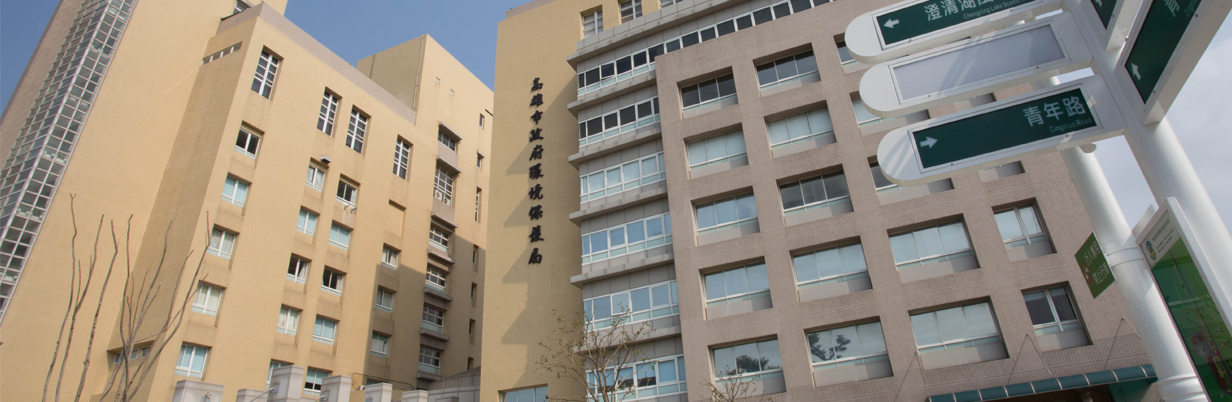 高雄市環保局便宜行事，球員兼裁判處理垃圾底渣，是最壞示範。（圖翻攝網路）