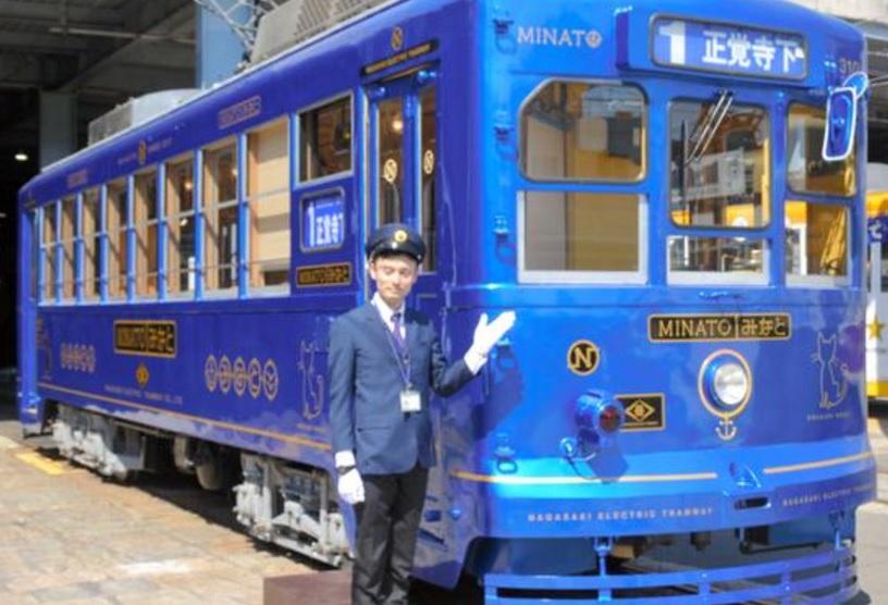 日本長崎路面電車日前推出的路面列車「港都(みなと)」。(圖取自朝日新聞網)