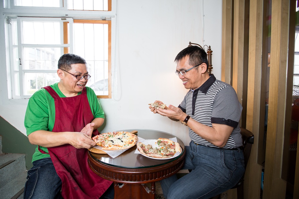 提拉米蘇創辦人劉敏賢（右）心心念念的好滋味就是弟弟劉敏安（左）做的手工薄皮披薩。