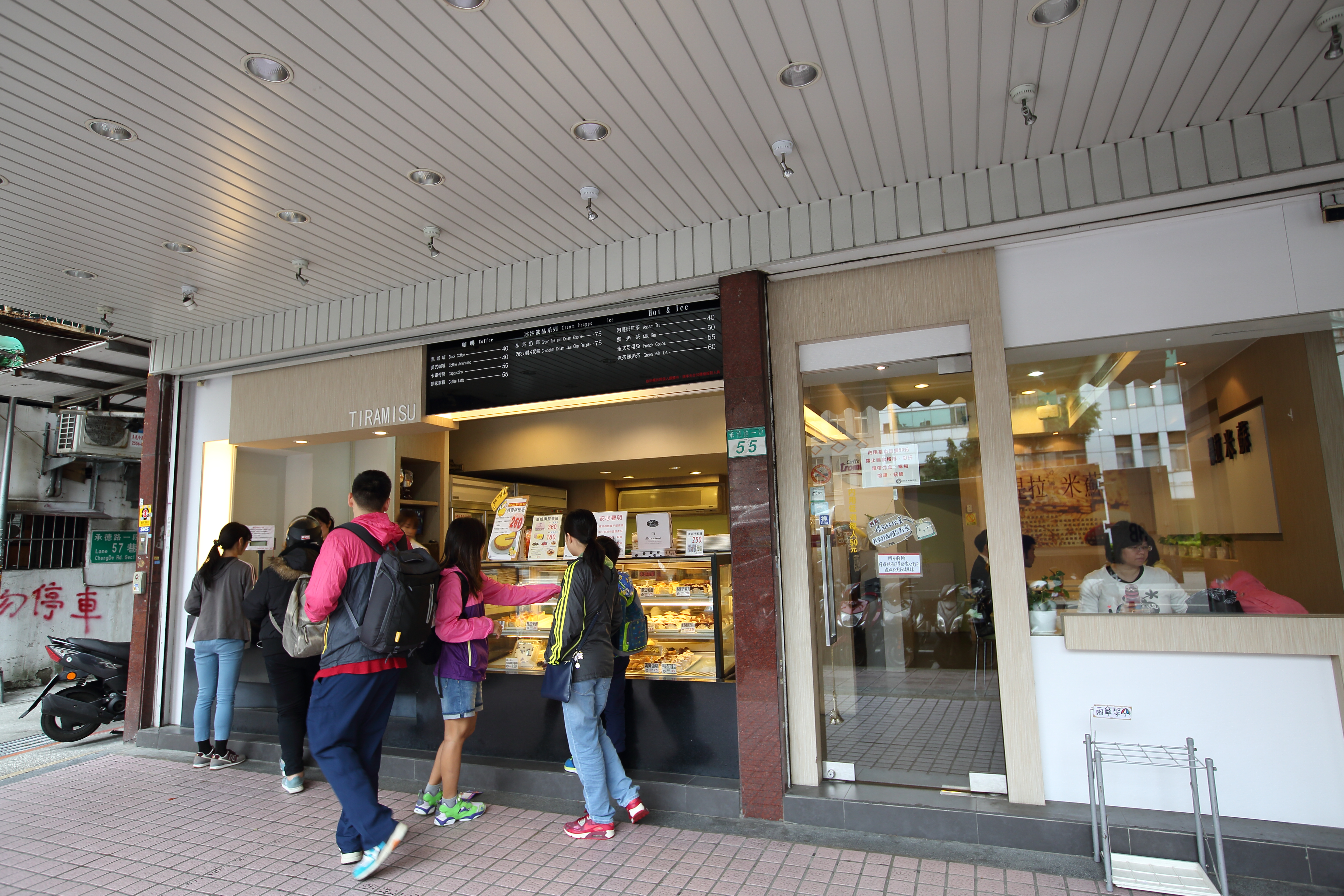 提拉米蘇第一家實體店「承德店」，開幕才一個禮拜，就被知名連鎖咖啡蛋糕店老板親自跑到店裡關切。