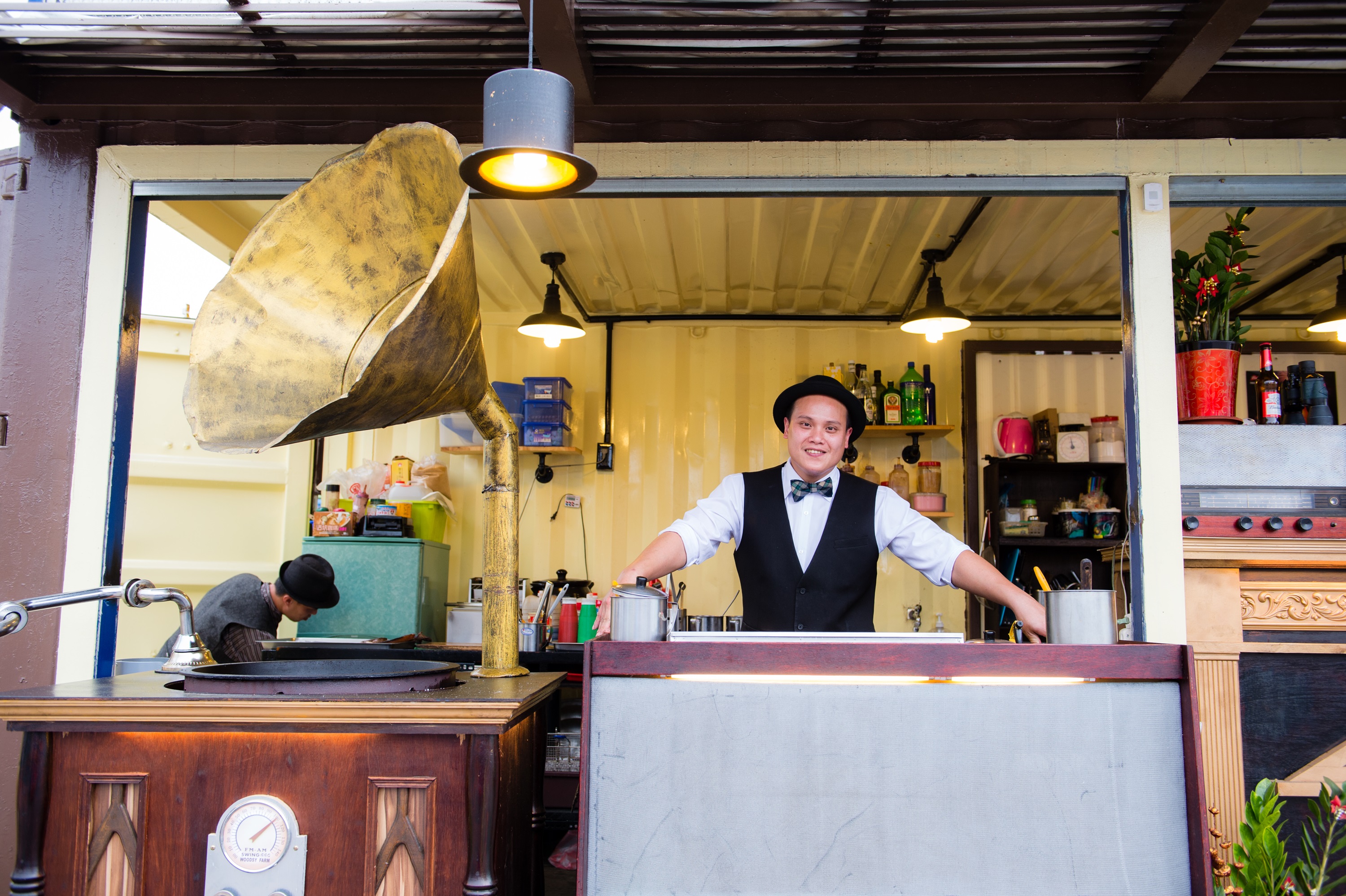 法拉司從賭場舞者到燒烤攤廚子，跨界人生充滿戲劇性。