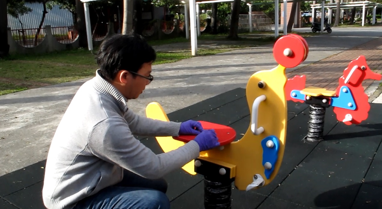 永齡健康基金會執行玩具義診檢測。