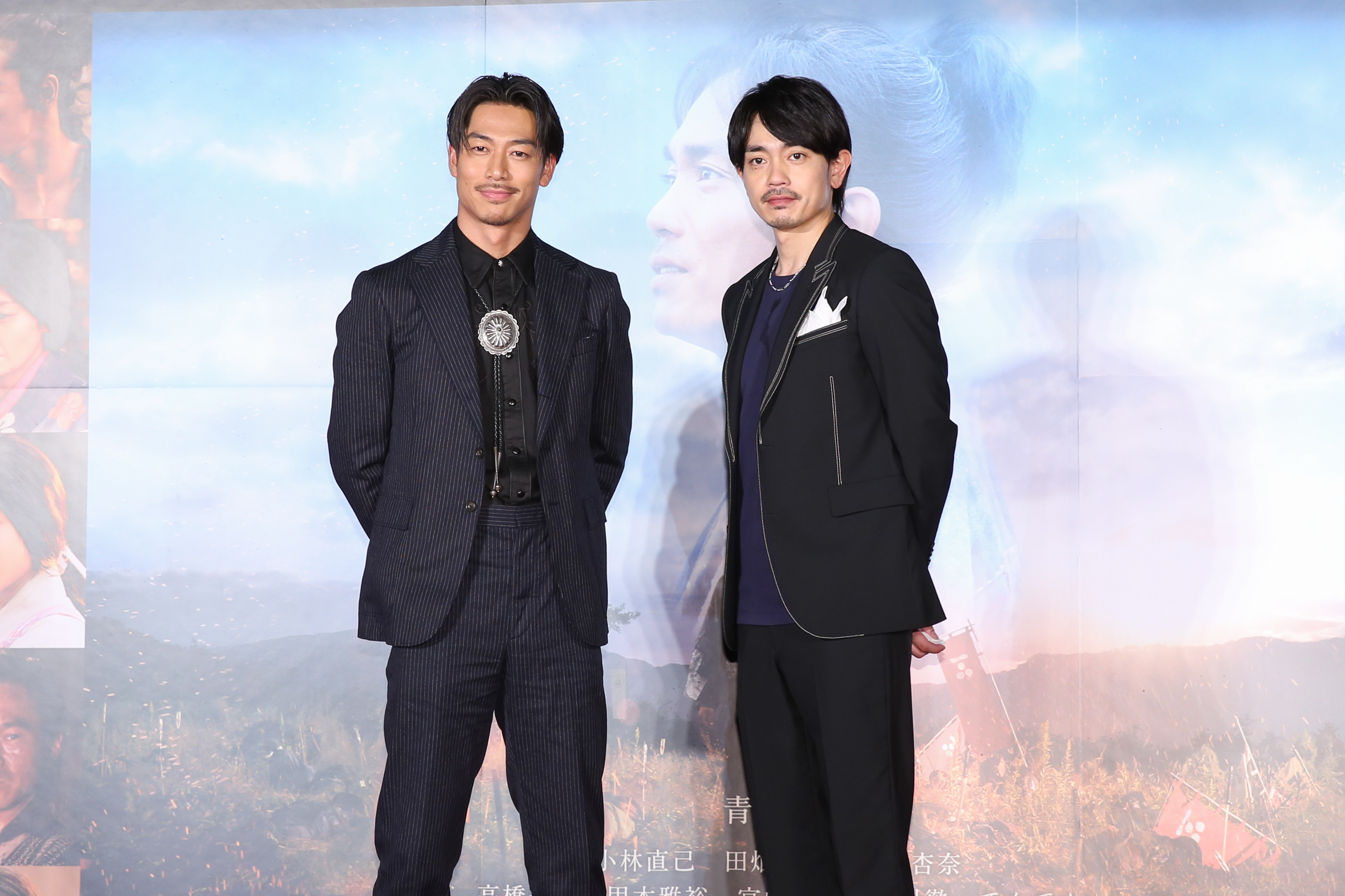 放浪兄弟AKIRA（左）和青柳翔為《鑪場武士》首映來台。