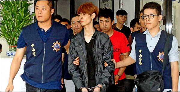 前天(18日)警方一舉擒獲9名幫眾，破獲男蟲集團。