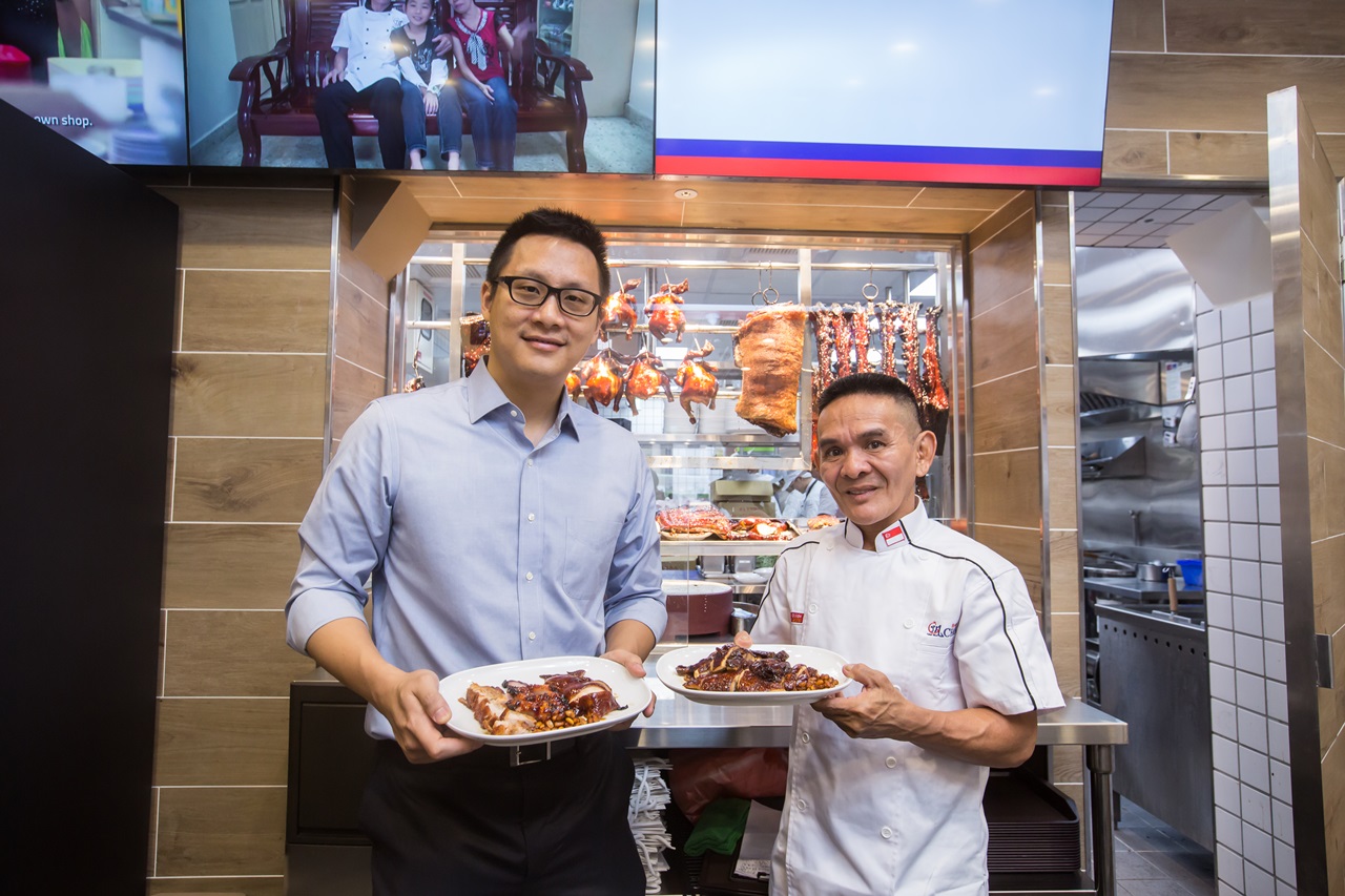 獲得米其林一星認證的新加坡「了凡香港油雞飯麵」，海外首間店開在台灣，由和億生活執行長林晉頡（左）負責台灣代理，了凡創辦人陳翰銘（右）也親自來台監督。